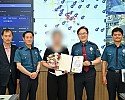 영주-1-1 차량털이범 검거에 기여한 cctv 관제요원에게 영주경찰서장 표창을 수여했다(수상자, 영주경찰서 및 영주시 관계자 단체사진).jpg