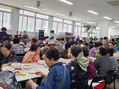 영주-5-1 영주시새마을회는 지난 11일 영주시자원봉사센터 무료급식소에서 ‘사랑의 급식 지원사업’ 본격 시작했다.jpg