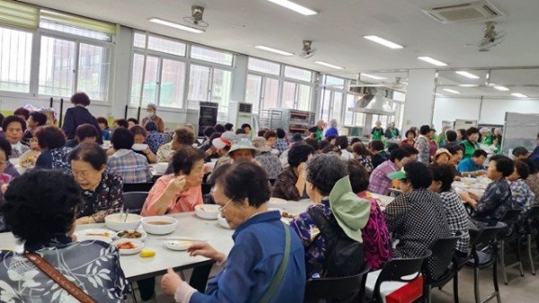 영주-5-1 영주시새마을회는 지난 11일 영주시자원봉사센터 무료급식소에서 ‘사랑의 급식 지원사업’ 본격 시작했다.jpg