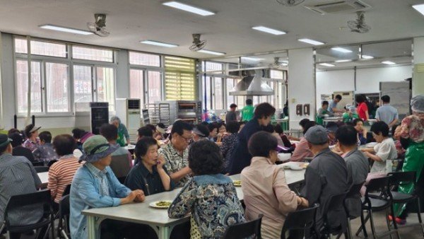 영주-5-2 관내 어르신들이 새마을회에서 준비한 식사를 하고 있다.jpg