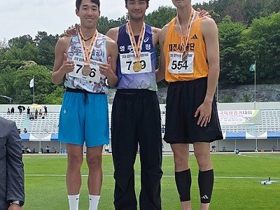 영주-4-1 높이뛰기 부문 영주시청 육상팀 박순호 선수 수상모습(가운데).jpg