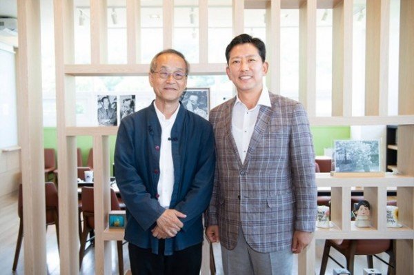 [새마을과]통일벼 자급자족 50주년 맞아 박정희 대통령 리더십 강연 개최 왼쪽 최재천 교수.jpg