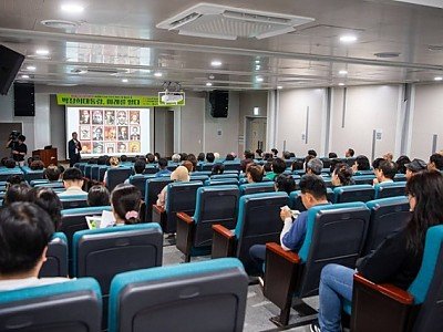 [새마을과]통일벼 자급자족 50주년 맞아 박정희 대통령 리더십 강연 개최 최재천 교수2.jpg