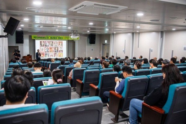[새마을과]통일벼 자급자족 50주년 맞아 박정희 대통령 리더십 강연 개최 최재천 교수2.jpg