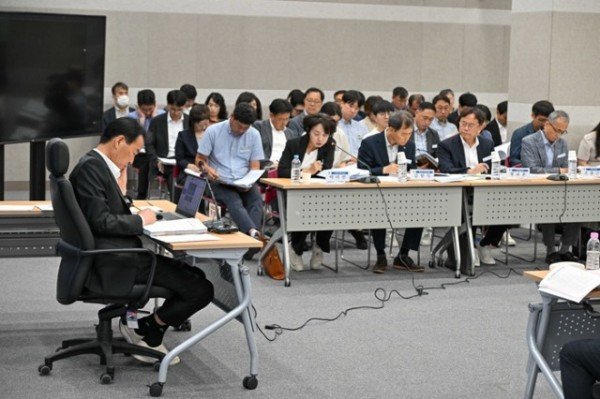 황병직 영주시장 당선인이 간부공무원들에게 주요현안 업무보고를 받고 있다.jpg