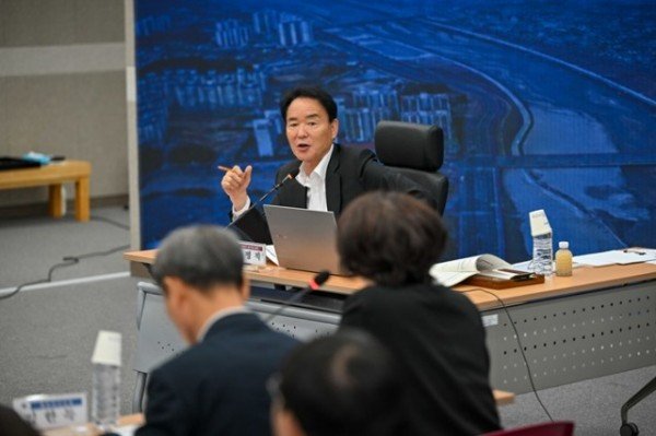 황병직 영주시장 당선인이 주요현안 업무에 대해 질의하고 있다.jpg