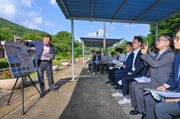 황병직 영주시장 당선인이 수철리 폐철도 관광자원화 사업을 점검하고 있다.jpg