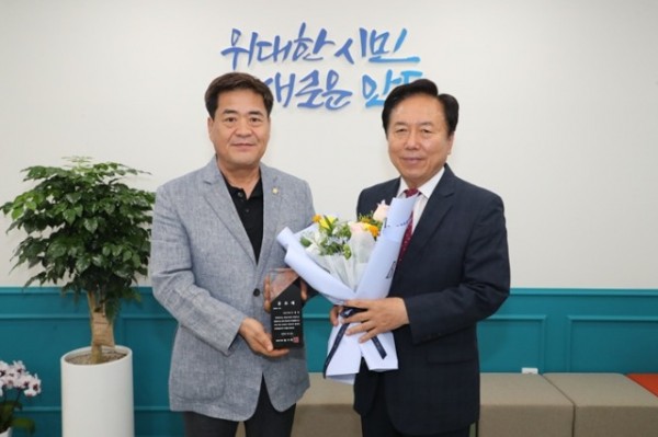 0623 안동시, 제9대 안동시의회 퇴임 의원 공로패 수여 (1).JPG
