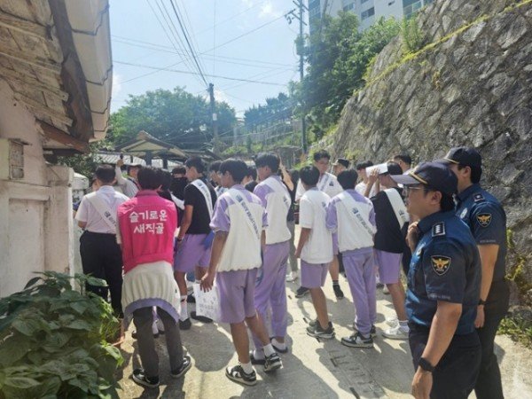 영주-1-3 학생과 주민들이 범죄예방 안심지도 제작을 위한 현장조사를 실시하고 있다.jpg