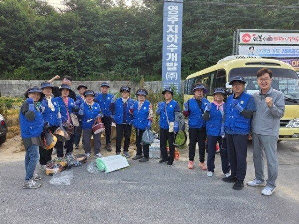 영주-11-1 상망동 바르게살기위원회, 인도변 풀뽑기 활동 실시(단체기념사진).jpg