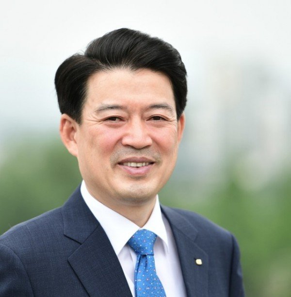 윤재호 회장님 사진1 (2).jpg