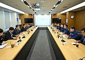 영주-1-1 지난 6일 황병직 영주시장이 sk스페셜티를 방문해 환담을 하고 있다.jpg