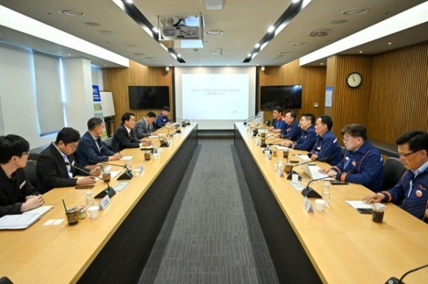 영주-1-1 지난 6일 황병직 영주시장이 sk스페셜티를 방문해 환담을 하고 있다.jpg