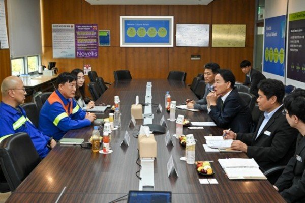 영주-1-3 황병직 영주시장이 노벨리스 영주공장을 방문해 기업 현장의 주요 애로사항 등에 대해 청취하고 있다.jpg