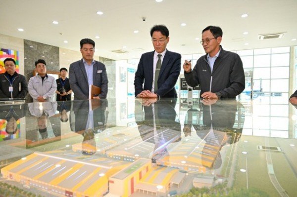 영주-1-4 황병직 영주시장이 일진 베어링아트 내부시설을 둘러보고 있다.jpg