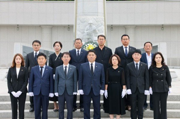 1-1. 20260710 090145 제10대 영주시의회 개원에 따른 충혼탑 참배.jpg