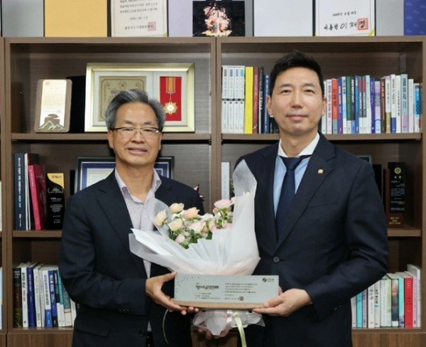 1-2. 사진(영양군, 이정헌 이영호 전현직국회의원에 명예군민증 수여) (1).jpg