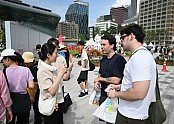 영즈-1-4 서울광장에서 외국인들에게 2026영주 풍기인삼축제를 홍보하는 모습.jpg