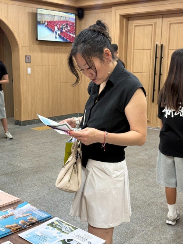 브로셔를 보시는 부모님.jpg