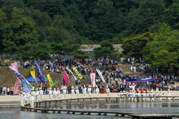 영주-2-3 외나무다리 위에 한 사람의 인생을 담다…무섬축제 10월 3일 개막(상여행렬 재연).jpeg