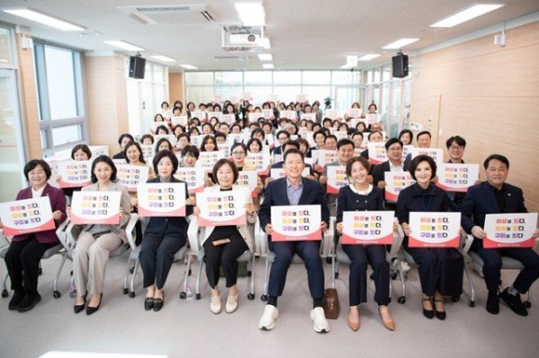단체사진1 퍼포먼스.jpg