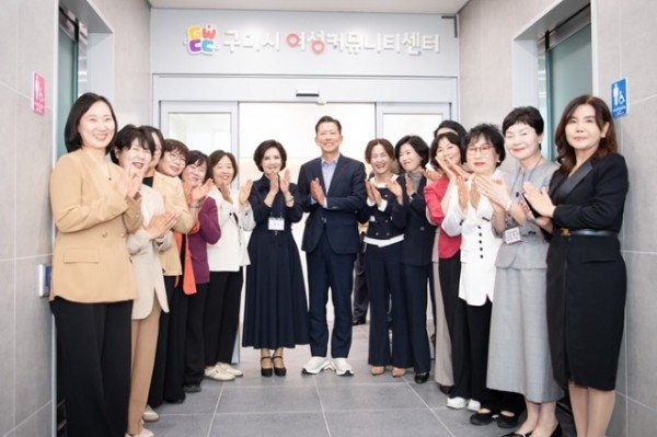 왼쪽에서부터 7번째 김형미 구미시여성단체협의회장(구미시 여성커뮤니티센터장 겸임)  8번째 김장호 구미시장.jpg