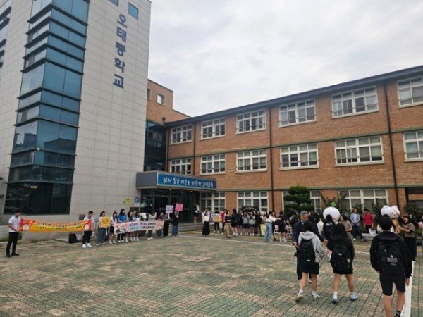 오태중학교_학교폭력 예방 등굣길 캠페인 활동 사진2(오태중학교).jpg