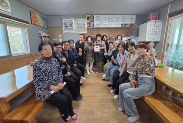 4-3. 사진(수비면지역사회보장協, ‘제1호 착한가정’탄생과 ‘착한가게’신규 가입으로 나눔열기 후끈).jpg