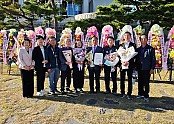[농업지원과]단체사진(왼쪽 5번째 부터  최용희 구미시농업기술센터 소장  진의환 한국농촌지도자경상북도연합회수석부회장 김광식 한국농촌지도자구미시연합회장).jpg
