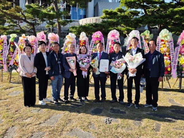 [농업지원과]단체사진(왼쪽 5번째 부터  최용희 구미시농업기술센터 소장  진의환 한국농촌지도자경상북도연합회수석부회장 김광식 한국농촌지도자구미시연합회장).jpg
