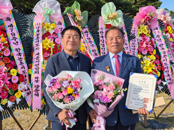 [농업지원과]왼쪽부터  김광식 한국농촌지도자구미시연합회장  진의환 한국농촌지도자경상북도연합회수석부회장.png