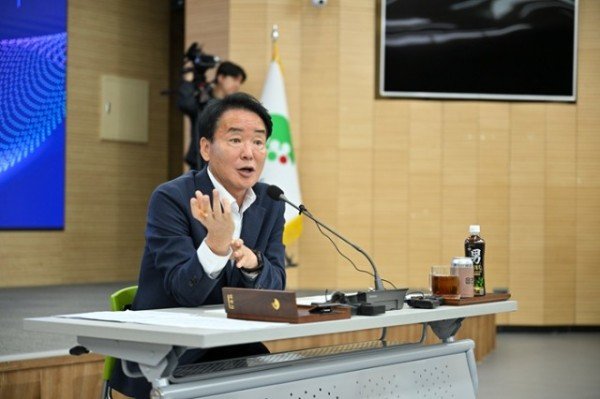 영주-1-5 황병직 영주시장 “일하는 방식부터 바꿨다”(황병직 영주시장 답변).jpg